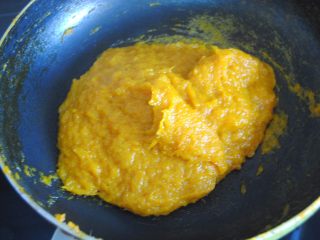 12、芒果酱,最后果酱能够堆成堆,即可出锅,放入消毒过的玻璃瓶里,冷藏保存