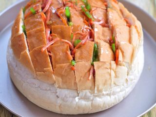 7、披萨派对面包,青椒、火腿、胡萝卜切丝，下锅加盐炒熟，将炒好的菜塞到面包的缝隙里。