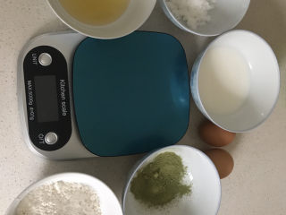 1、抹茶戚风蛋糕(6寸),食材准备好，记得过秤
