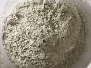 2、抹茶戚风蛋糕(6寸),抹茶粉和低筋面粉搅拌均匀，备用