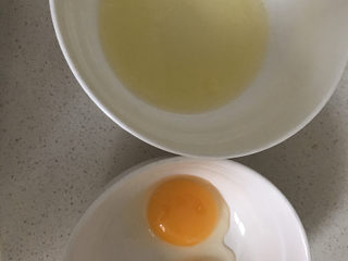 3、抹茶戚风蛋糕(6寸),鸡蛋分离，分别放置在两个无水无油的容器中