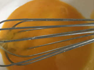 4、抹茶戚风蛋糕(6寸),先制作蛋黄糊，将蛋黄打散