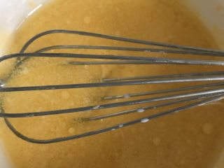 5、抹茶戚风蛋糕(6寸),加入牛奶和油搅拌均匀