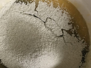 6、抹茶戚风蛋糕(6寸),分两次筛入面粉，Z字形搅成糊状