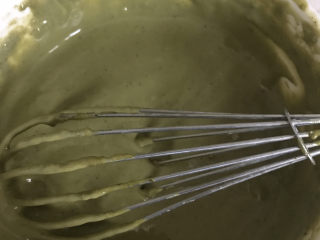 7、抹茶戚风蛋糕(6寸),搅拌均匀的蛋黄糊很细腻