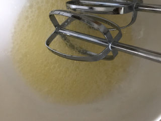 8、抹茶戚风蛋糕(6寸),接下来打发蛋白，没打时加糖，打至有粗泡时加糖