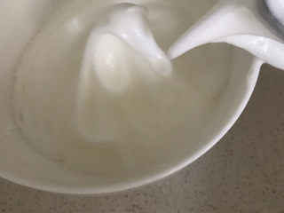 9、抹茶戚风蛋糕(6寸),打至有纹路时加糖