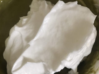 11、抹茶戚风蛋糕(6寸),把蛋白霜放入蛋黄糊中翻拌均匀