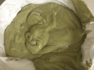 12、抹茶戚风蛋糕(6寸),再倒入蛋白盆中，继续翻拌