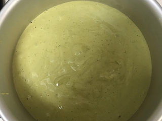 14、抹茶戚风蛋糕(6寸),蛋糕糊倒入模具中