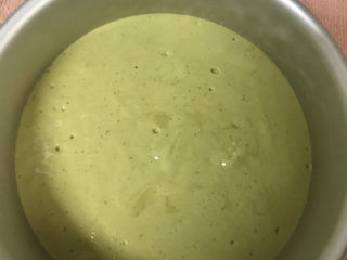 15、抹茶戚风蛋糕(6寸),轻摔几下震出气泡