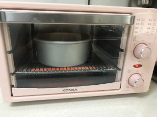 17、抹茶戚风蛋糕(6寸),将模具放入烤箱，温度调到160度，时间为50-60分钟