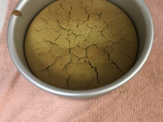 19、抹茶戚风蛋糕(6寸),取出(下面放块湿毛巾/抹布，不然您家的灶台会被烫坏)