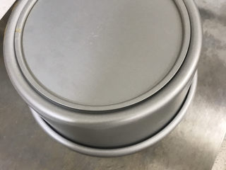 21、抹茶戚风蛋糕(6寸),拿出案板，倒扣放凉~