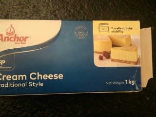 1、简单版轻乳酪蛋糕(8寸),这次买了安佳的1kg奶油奶酪只要56块比小块的便宜一般还多!喜欢奶酪的不要错过