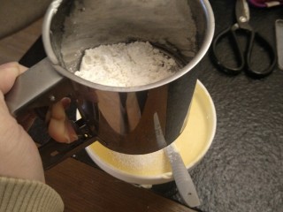 8、简单版轻乳酪蛋糕(8寸),筛入65g低粉搅拌