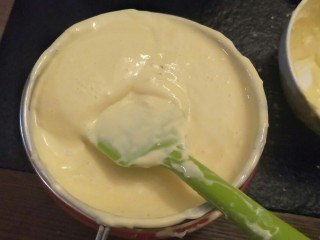 9、简单版轻乳酪蛋糕(8寸),搅拌好还有一点面疙瘩过筛掉面糊很好过的