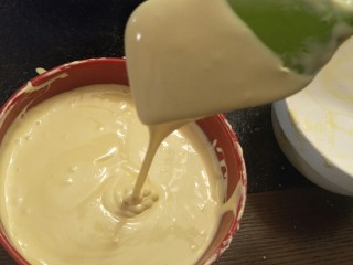 10、简单版轻乳酪蛋糕(8寸),顺滑有光泽，盖上保鲜膜暂时冷藏一会让他变得粘稠点