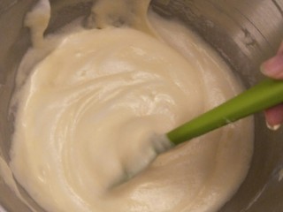 15、简单版轻乳酪蛋糕(8寸),把奶油霜从冰箱拿出翻版手法慢慢混合