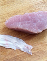 1、黄金炸猪排,里脊肉洗净去筋膜，切厚片