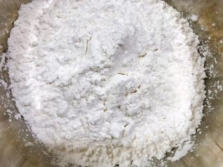 2、椰香黄金糕,盆里筛入木薯粉