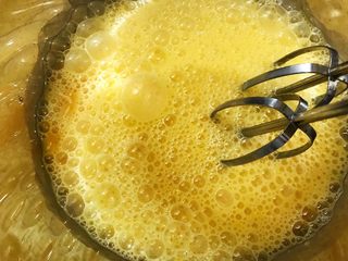 9、椰香黄金糕,打蛋器中高速开始打发