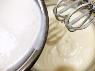 12、椰香黄金糕,再把木薯糊倒入蛋糊里搅打均匀