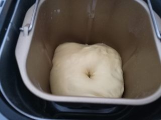 3、水果鱼面包,3.面团放在面包机发酵至2.5倍大。