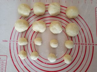 5、水果鱼面包,5.面团分成大小相等的面团，各八个