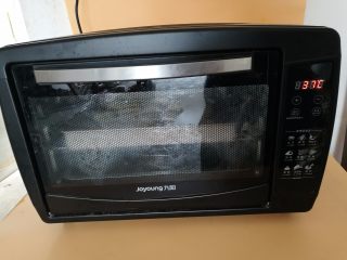 11、水果鱼面包,11.做好的小鱼面团，放在烤盘，送去烤箱，开37度发酵半小时。