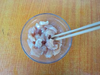 3、果干鸡肉披萨,搅拌均匀,表面封一层食用油防止水分蒸发,待用。