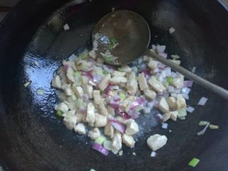 7、果干鸡肉披萨,下入洋葱碎煸炒均匀,至鸡丁八分熟,关火,待用。