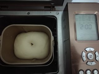 8、果干鸡肉披萨,面团发酵至2倍大,用手指蘸干面粉戳个洞不会多不塌陷即发酵完成。