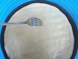 10、果干鸡肉披萨,面团擀成圆形,放入披萨盘,用手推出边,叉子扎出小洞,防止烘烤时鼓起。