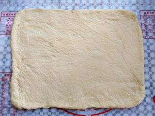 7、椰蓉面包卷,面团擀成一张大的面皮,尺寸是36*26cm左右