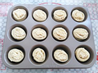 11、椰蓉面包卷,小面团放入模具,烤箱发酵20分钟