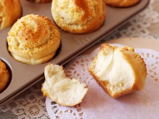 15、椰蓉面包卷,打开一个,拉丝不错哟