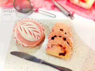 2、火龙果汁软欧包,内部组织喧软可口，里面还有干果的香甜。