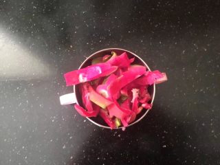 4、火龙果汁软欧包,火龙果皮洗净切成块。