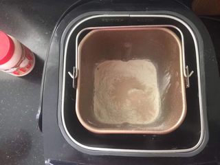 8、火龙果汁软欧包,除黄油和干果、盐以外的所有材料倒入面包机内，启动一个揉面程序，大约28分钟。