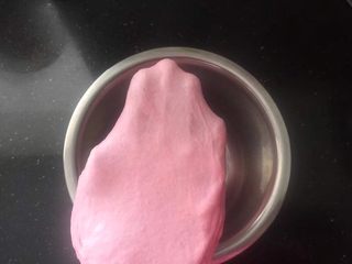 10、火龙果汁软欧包,揉好的面团达到扩展阶段。