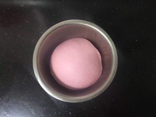 12、火龙果汁软欧包,冰箱冷藏发酵至2－3倍大。