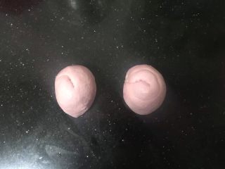 14、火龙果汁软欧包,分成两份，松弛5分钟。