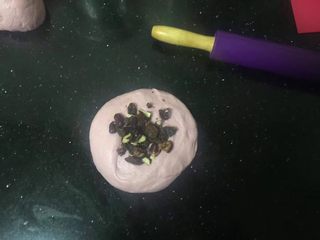 16、火龙果汁软欧包,铺满干果。