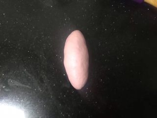 18、火龙果汁软欧包,再整一个橄榄形。