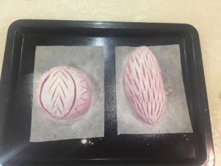 20、火龙果汁软欧包,发酵至两倍大，筛入一层薄薄的高筋面粉，用锋利的刀片割出自己喜欢的花纹。