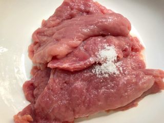 7、黑胡椒猪排,放入1g盐