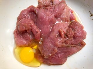 11、黑胡椒猪排,腌制好打入1个鸡蛋，搅拌均匀
