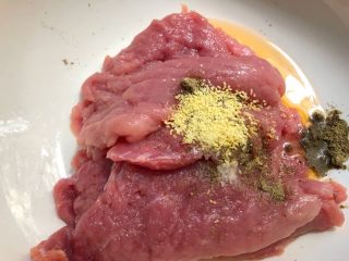 10、黑胡椒猪排,放入6g鸡精搅拌均匀，腌制10分钟