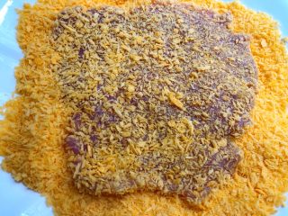 14、黑胡椒猪排,把腌制好的猪排放到面包糠里，均匀的裹上面包糠，可以用手拍打一下，这样炸的时候面包糠不容易掉下来